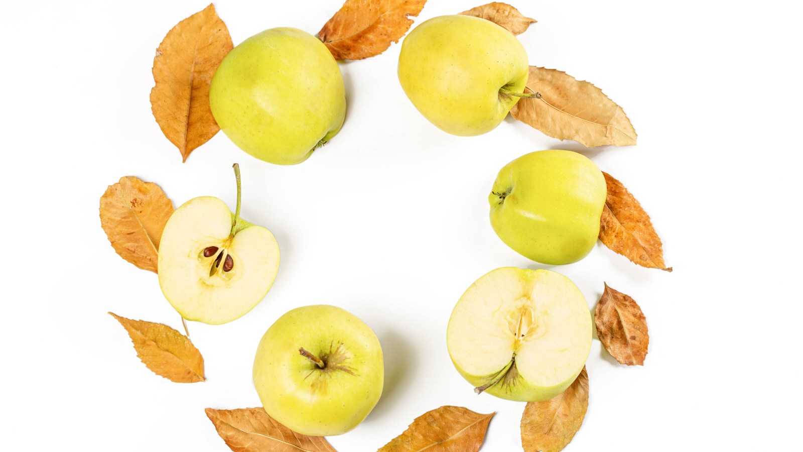 Зеленые яблоки с листьями на белом фоне 