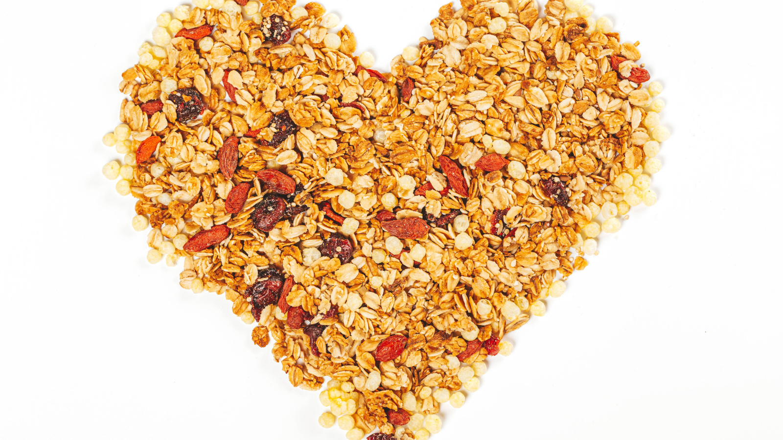 Сердце из мюсли на белом фоне