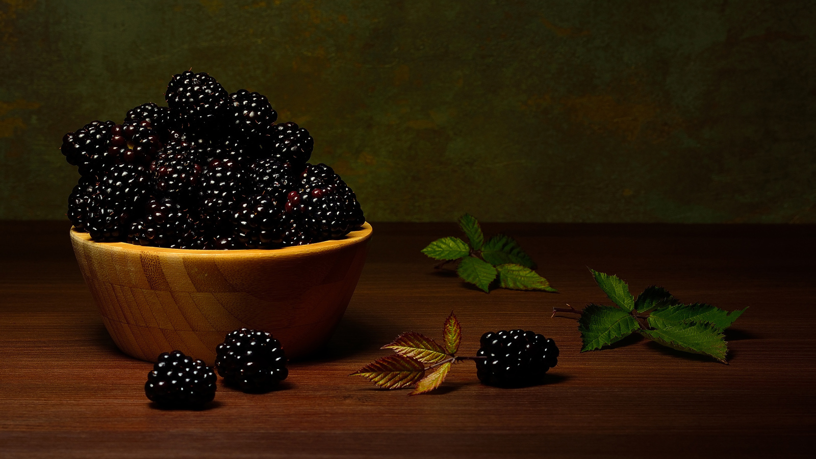 Крупная спелая ежевика в деревянной миске