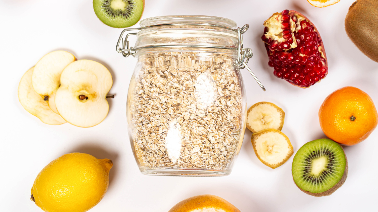 Овсяные хлопья с фруктами на белом столе