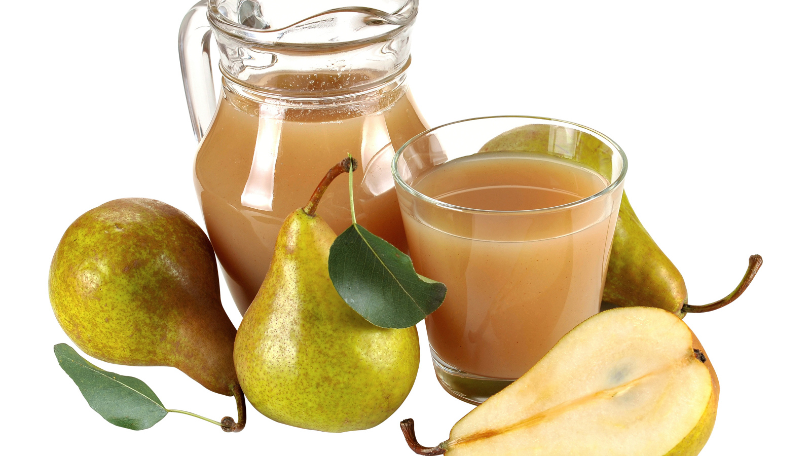 Грушевый сок с грушами на белом фоне
