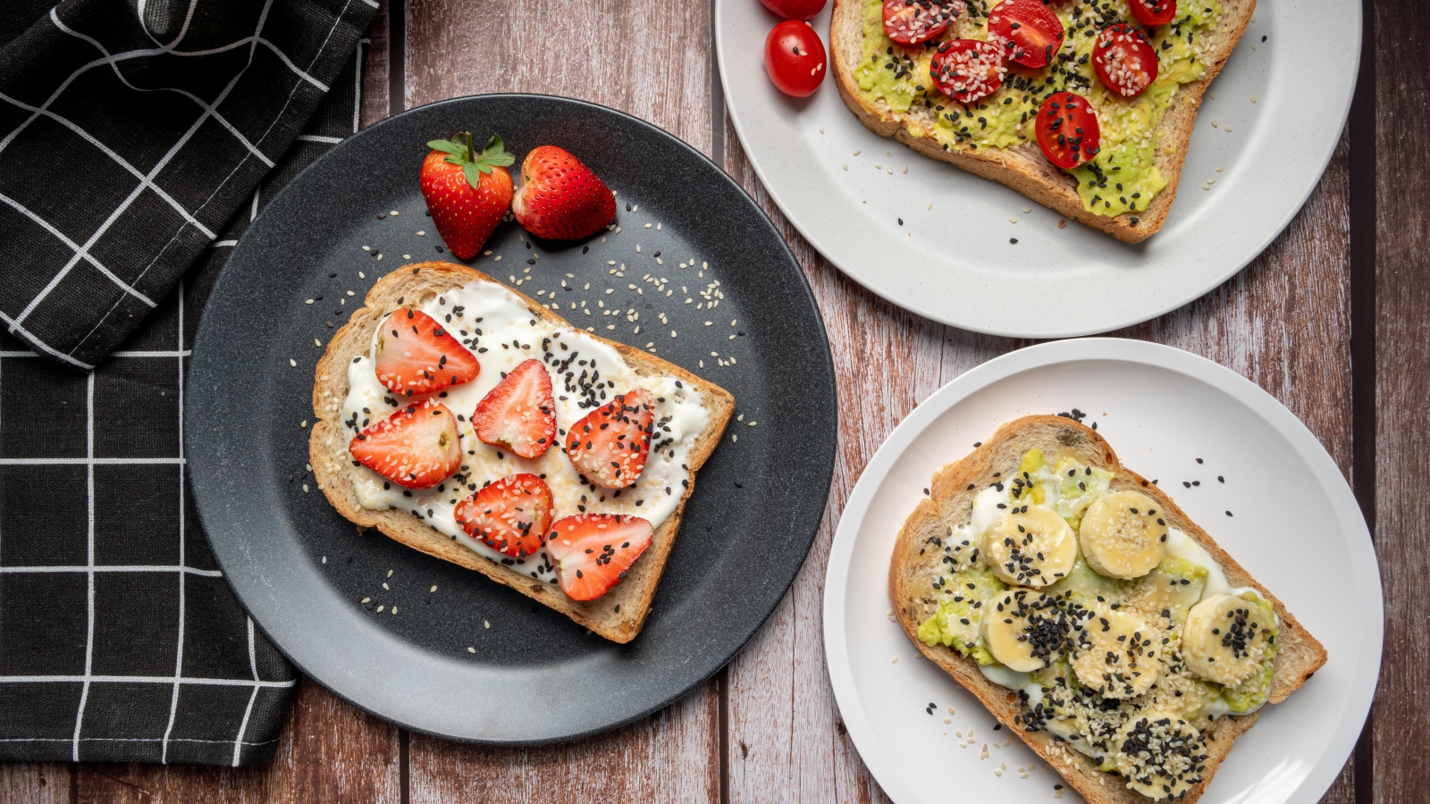 Бутерброды с малиной и бананом 