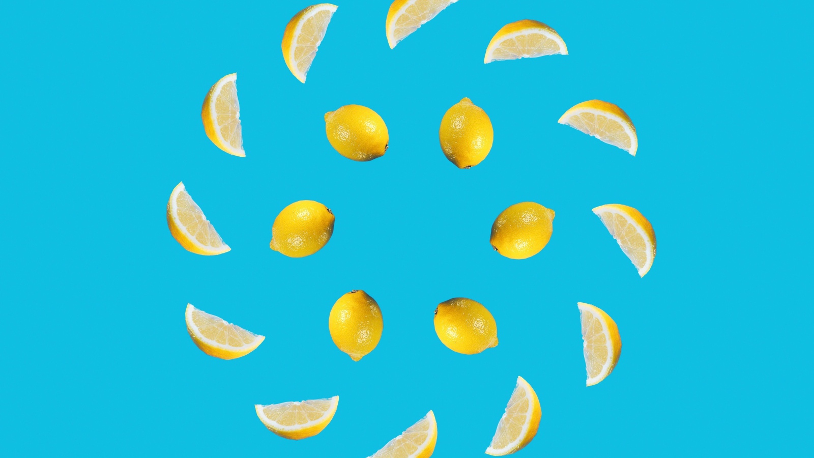 Нарезанный лимон на голубом фоне