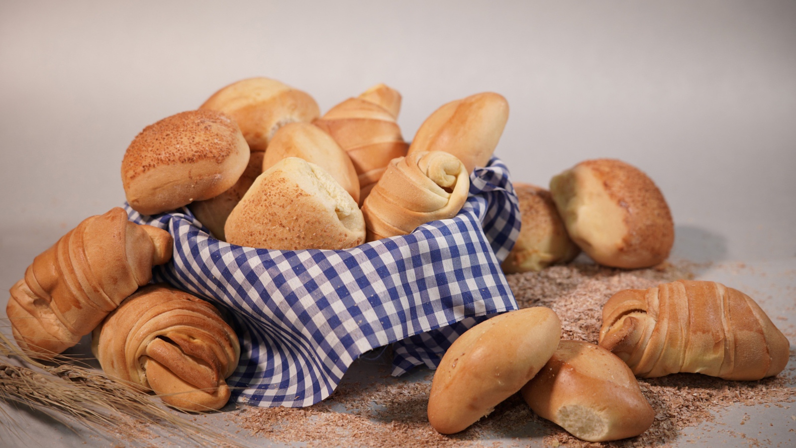 Вкусные сдобные булочки на сером фоне