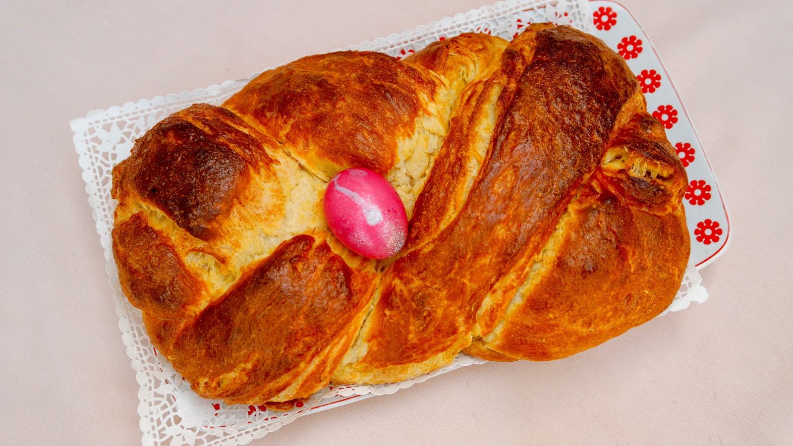 Плетеный кекс на столе на кружевной салфетке