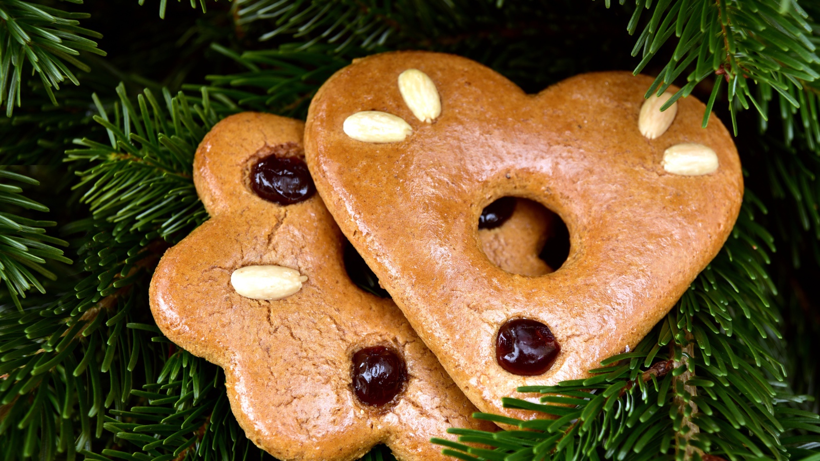 Аппетитное печенье с еловыми ветками