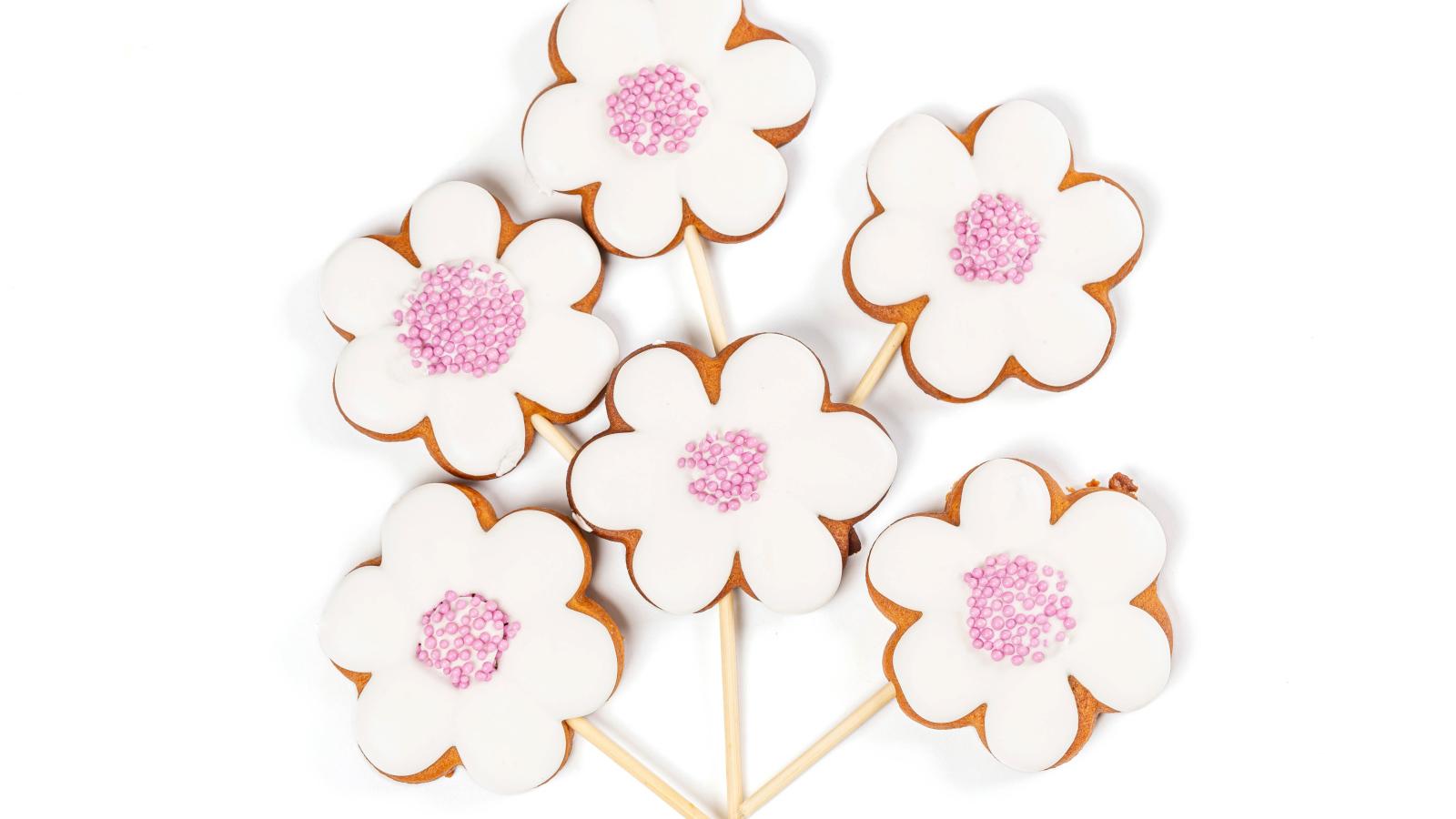 Красивое печенье в форме цветов на белом фоне