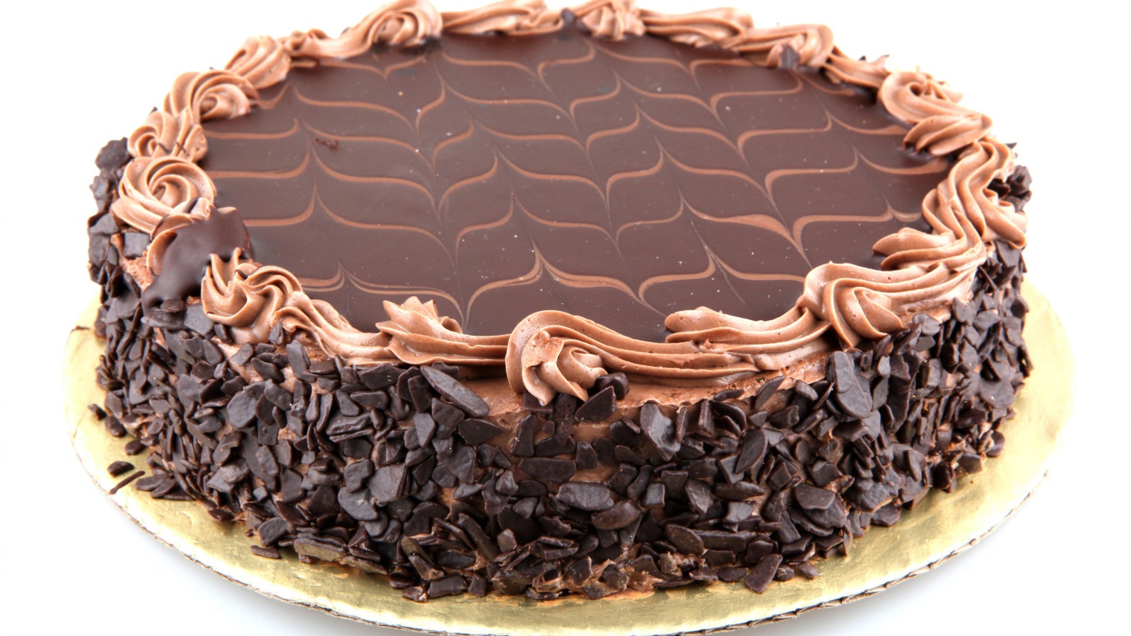 Большой праздничный торт с шоколадной крошкой на белом фоне