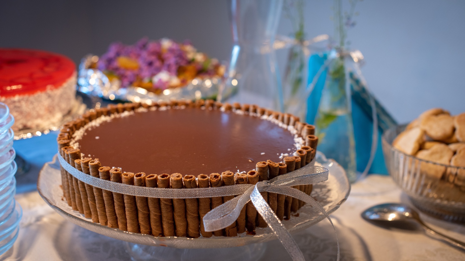 Большой шоколадный торт с трубочками на столе