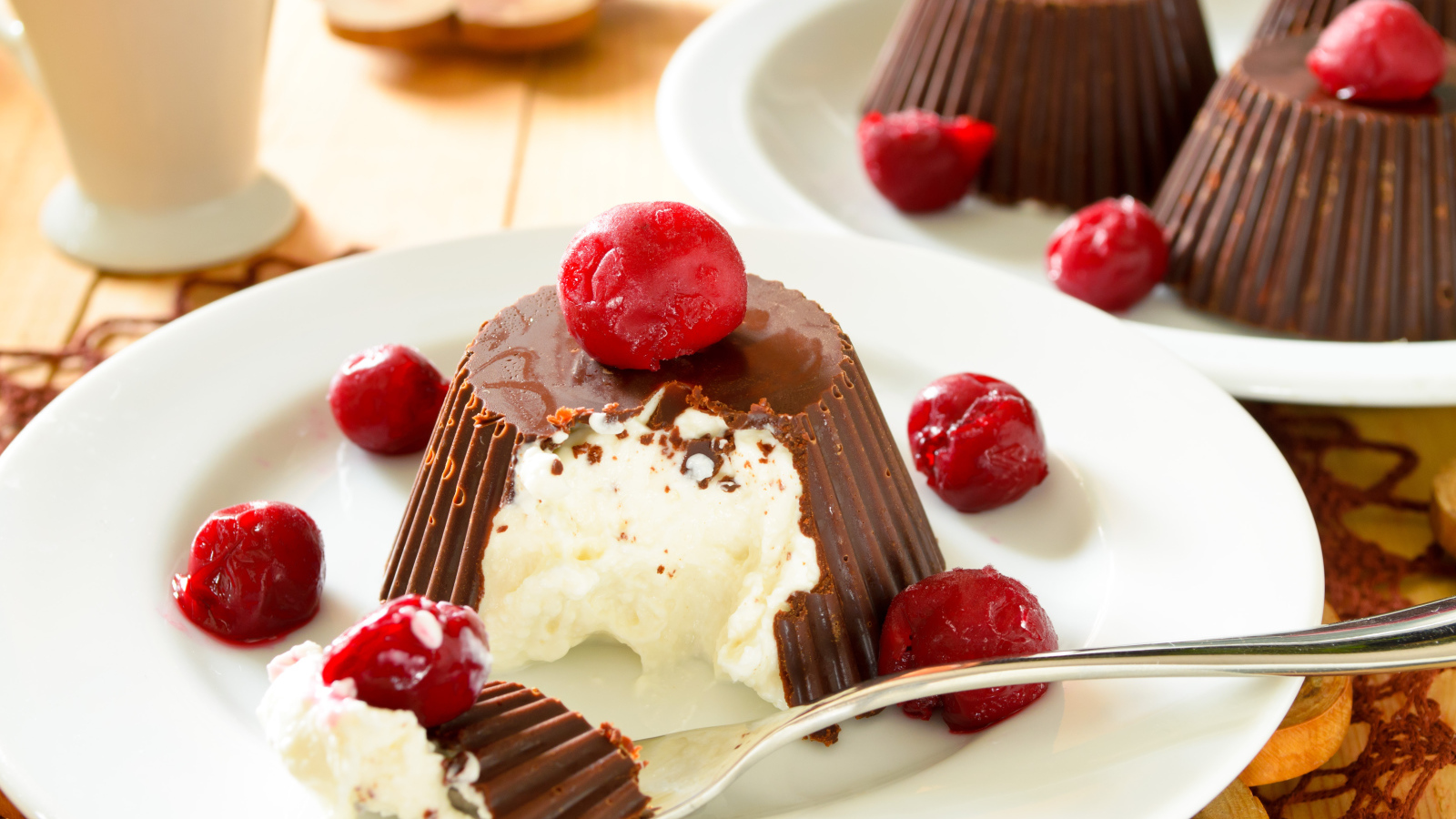 Творожный десерт в шоколаде с вишней 