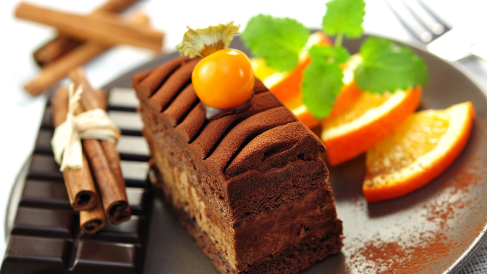 Шоколадное пирожное с корицей и шоколадом 