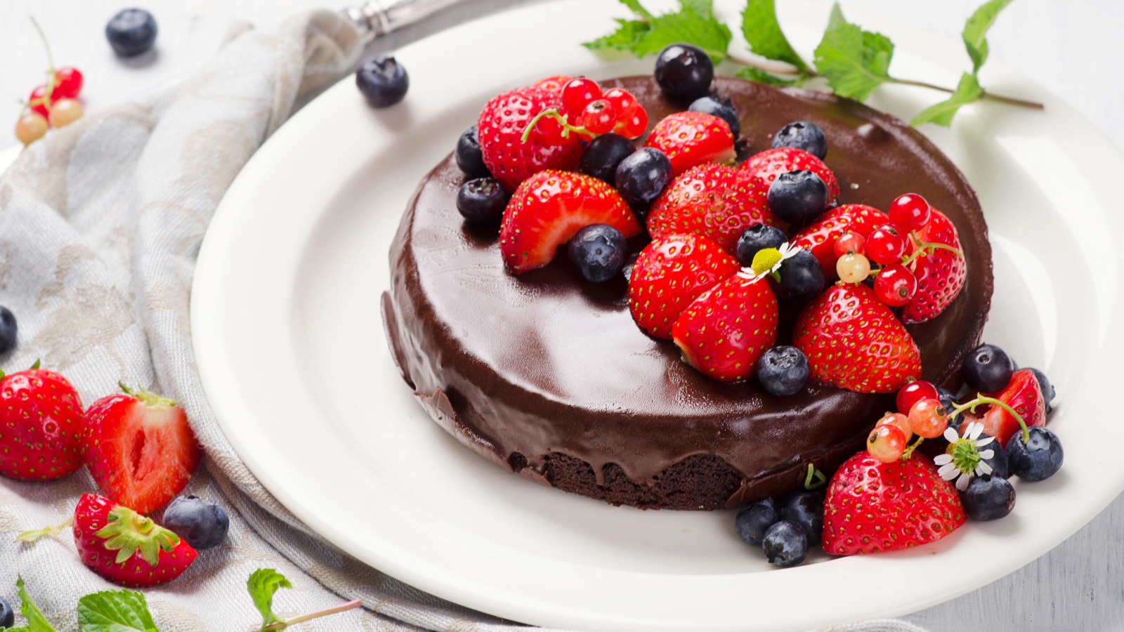 Шоколадный торт с ягодами черники и клубники 