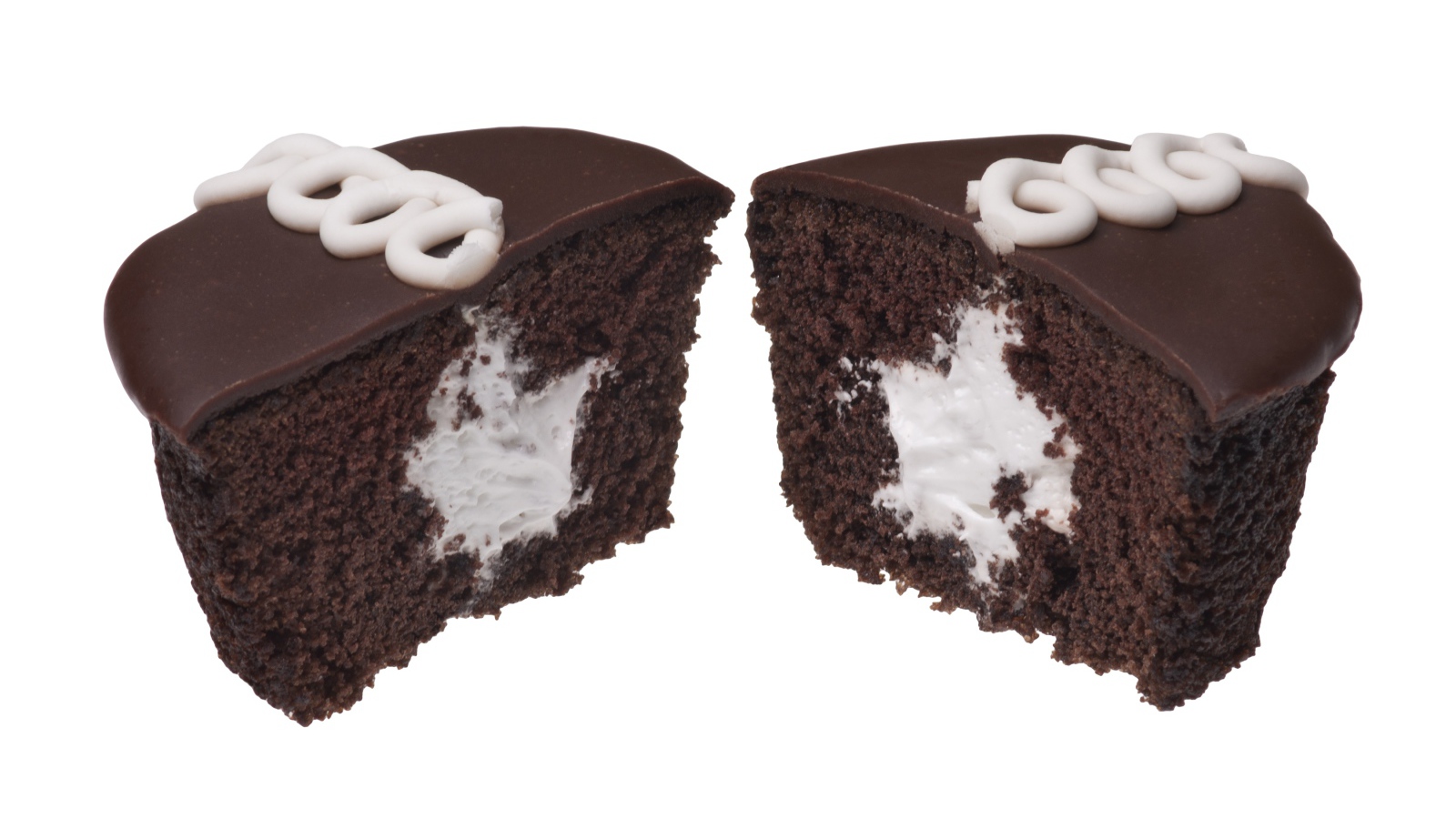 Шоколадный кекс с начинкой на белом фоне