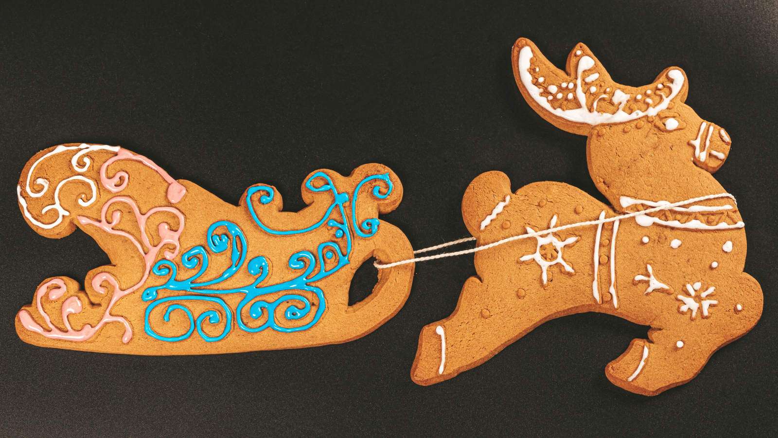 Рождественское печенье на черном столе