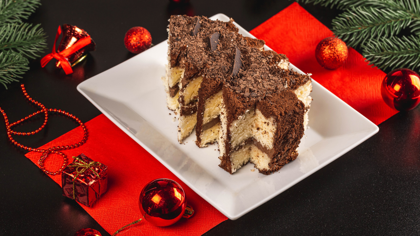 Торт в форме елочки на столе с игрушками