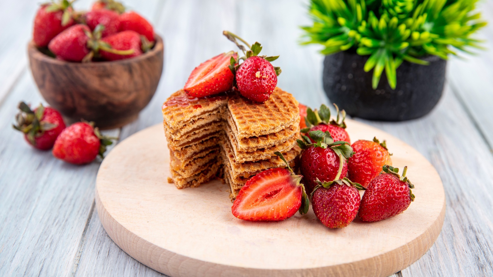 Хрустящие вафли со свежей клубникой 