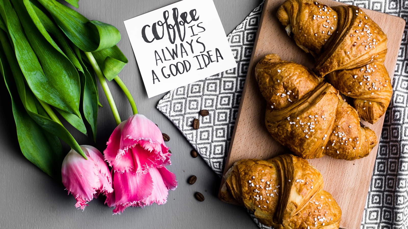 Круассаны и тюльпаны для любимой на завтрак