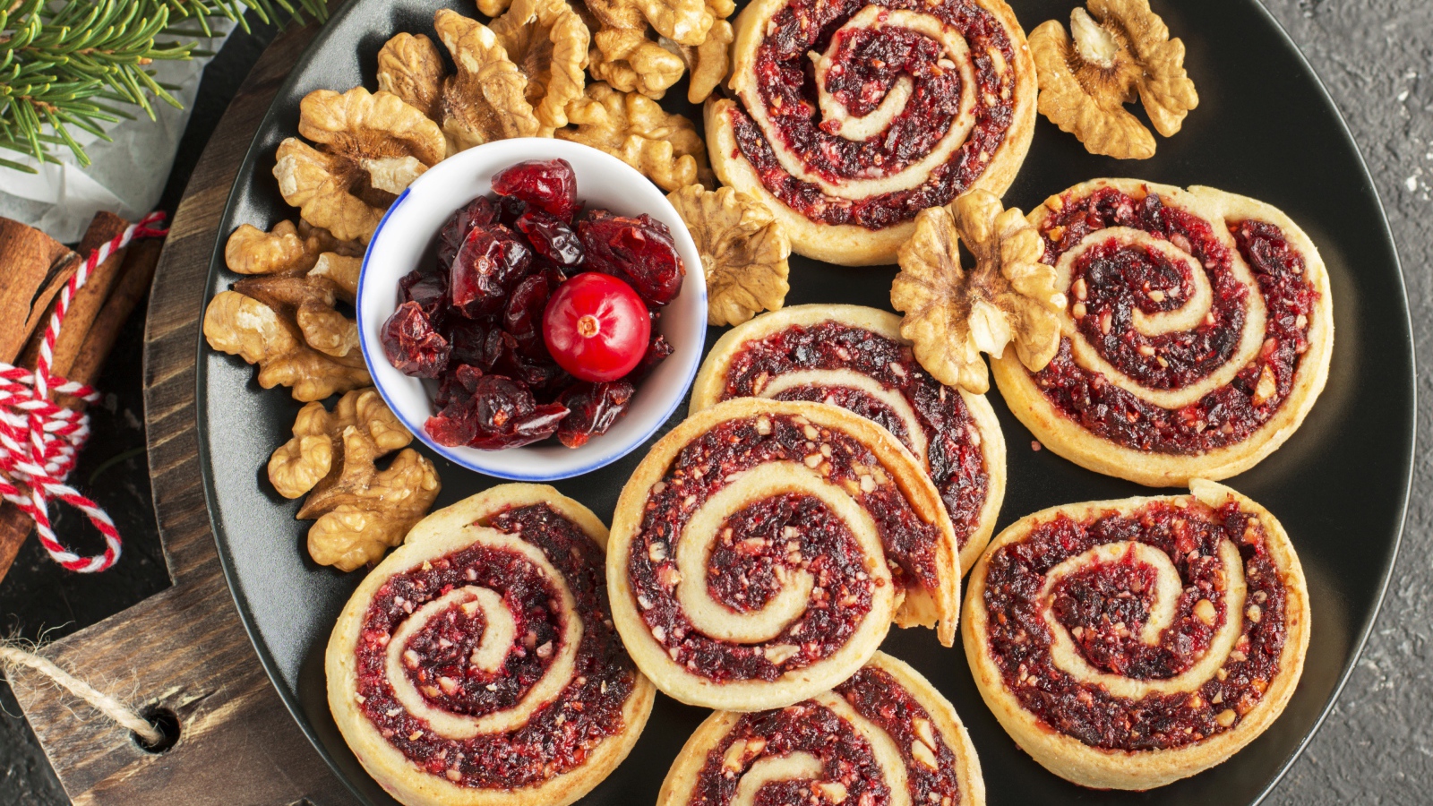 Вкусное печенье на тарелке с сухофруктами и орехами 