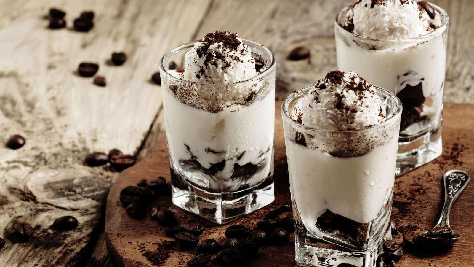 Десерт с взбитыми сливками и кофе 