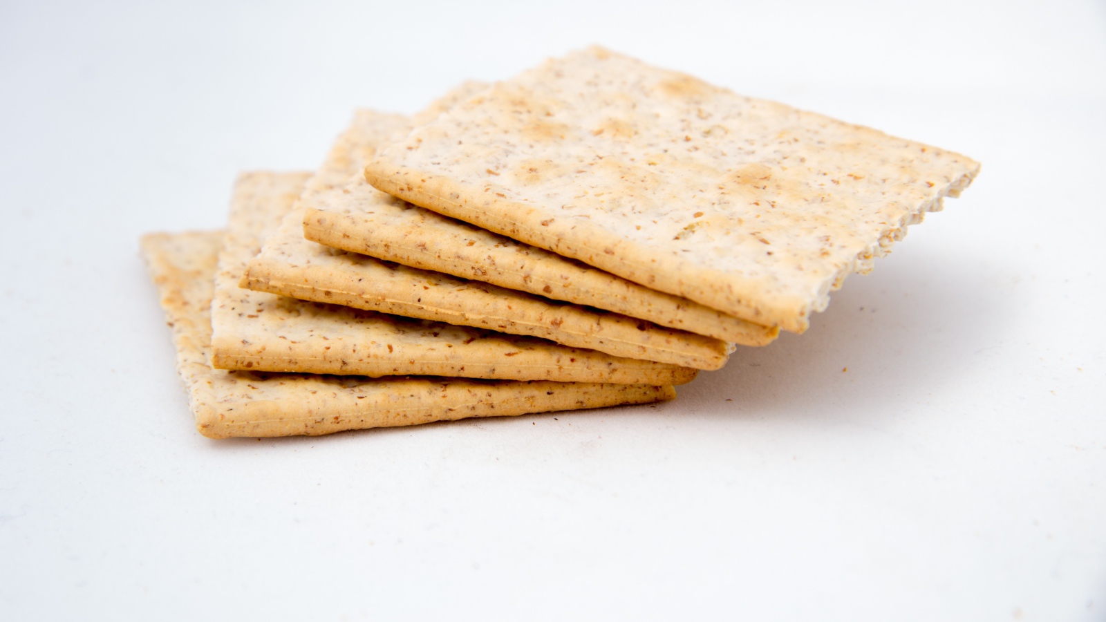 Сухое печенье галеты на белом фоне