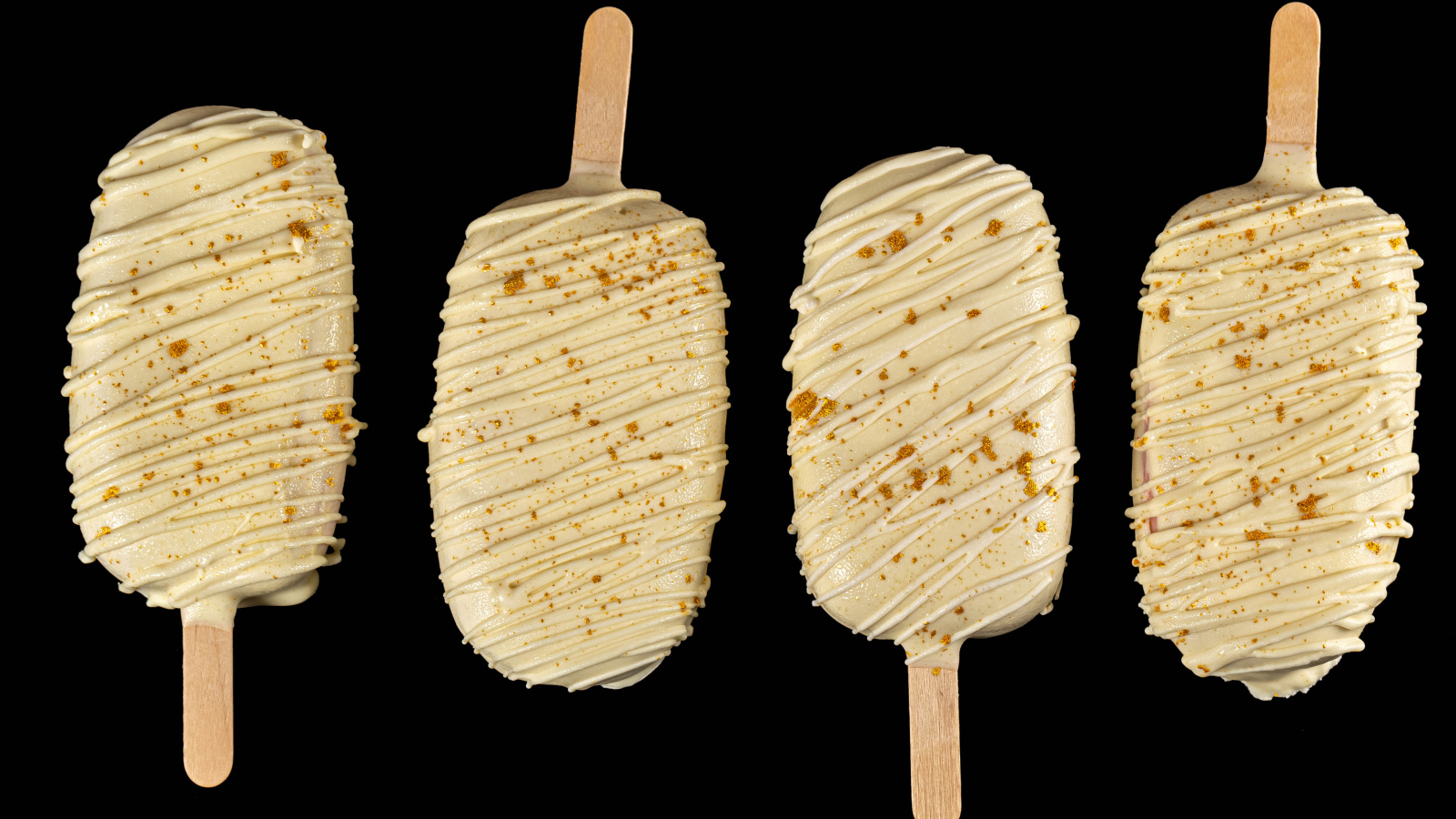 Мороженое на палочке в белом шоколаде на черном фоне