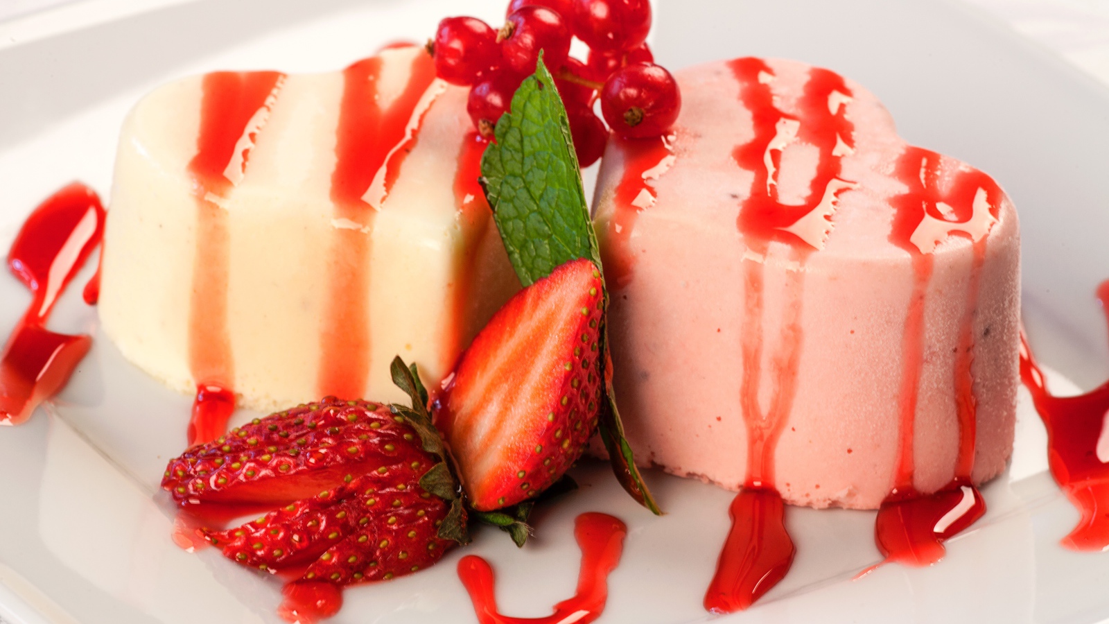 Молочное и клубничное желе с клубникой и смородиной 