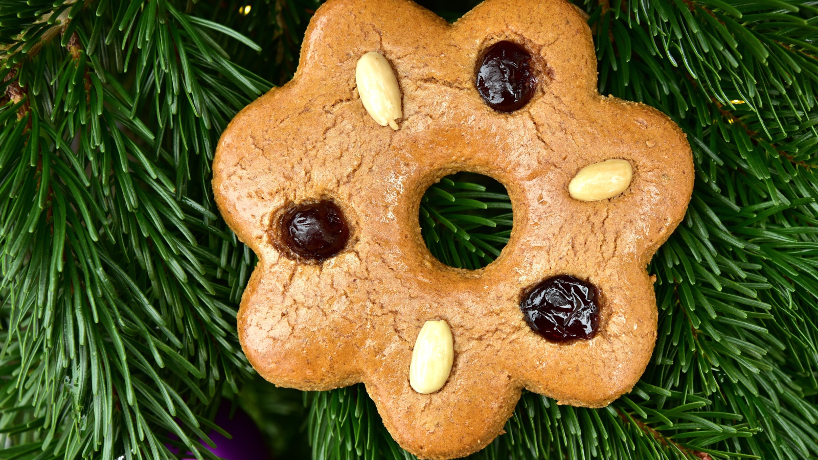 Печенье с изюмом  и арахисом с еловой веткой
