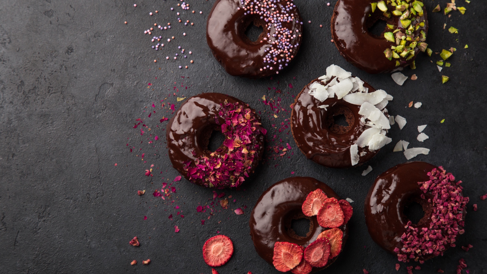 Сладкие аппетитные пончики с шоколадом и добавками