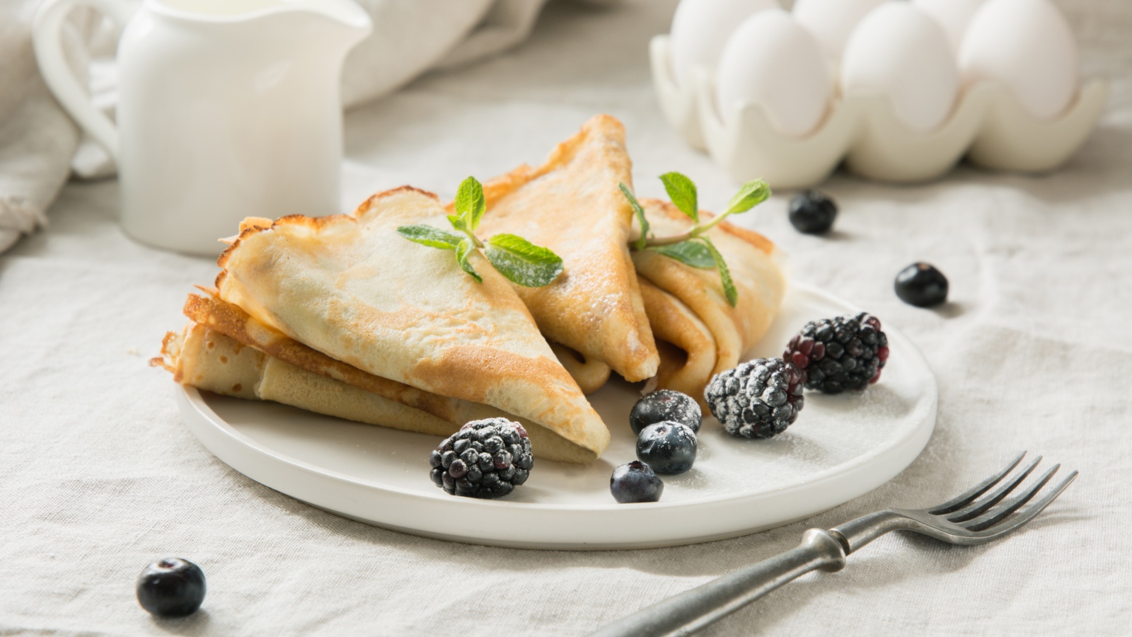 Тонкие аппетитные блинчики с ягодами ежевики и черники