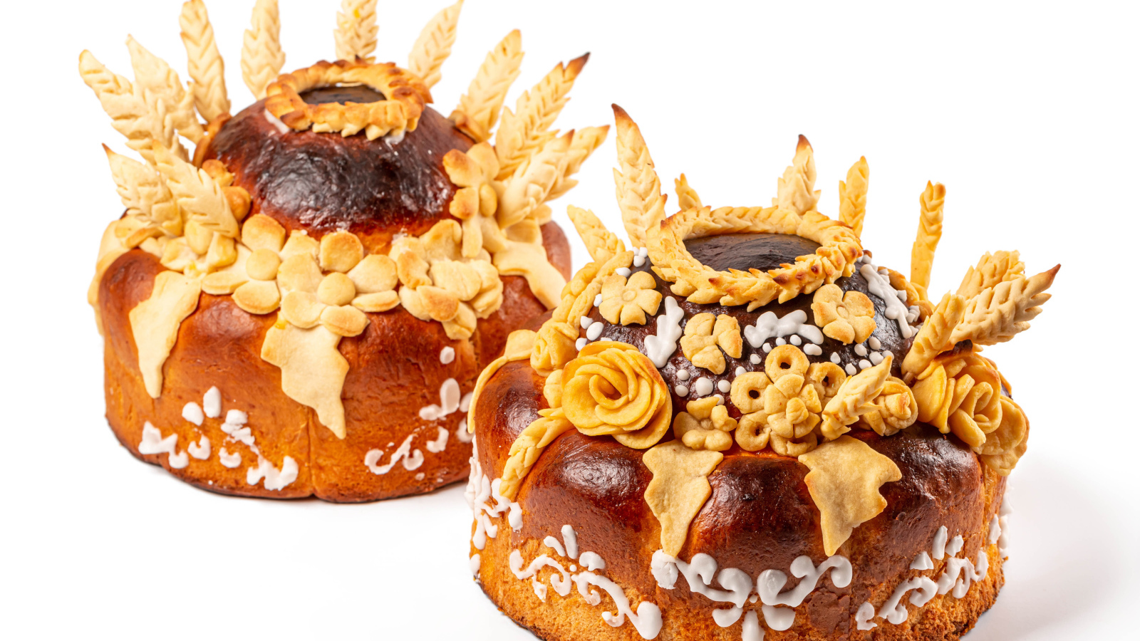 Два каравая с цветами на белом фоне