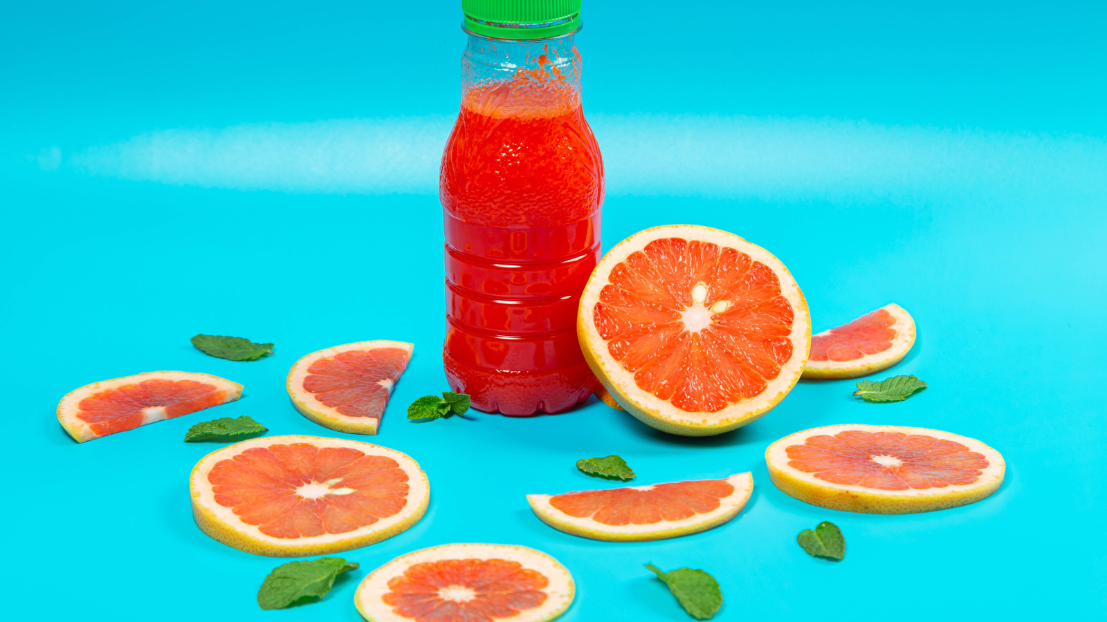 Напиток с грейпфрутом на голубом фоне