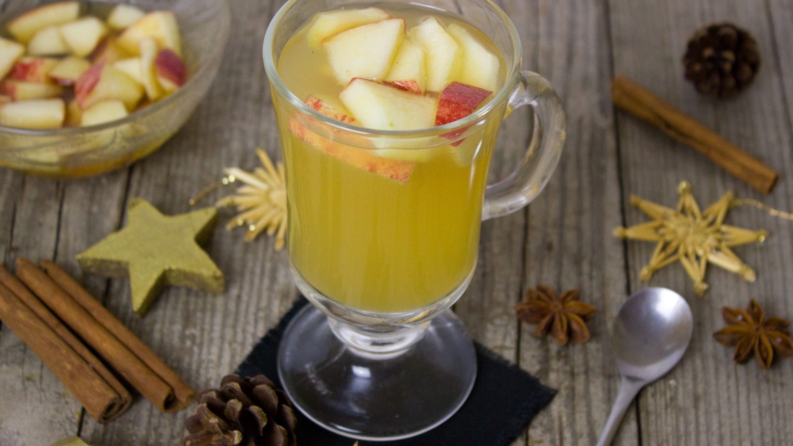 Горячий яблочный напиток с корицей 