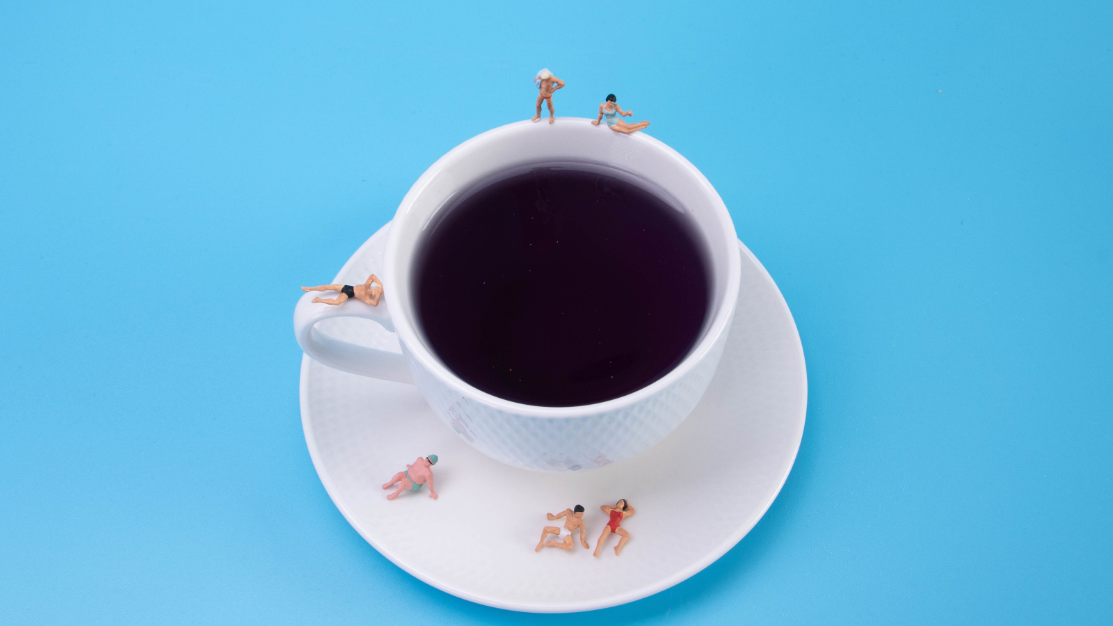 Большая белая чашка кофе на голубом фоне