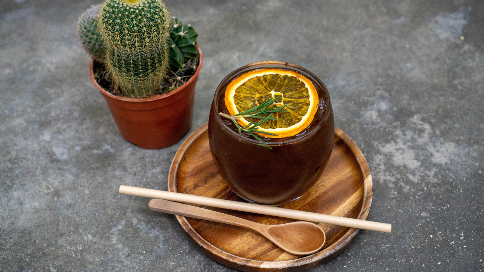 Чай с лимоном на столе с колючим кактусом