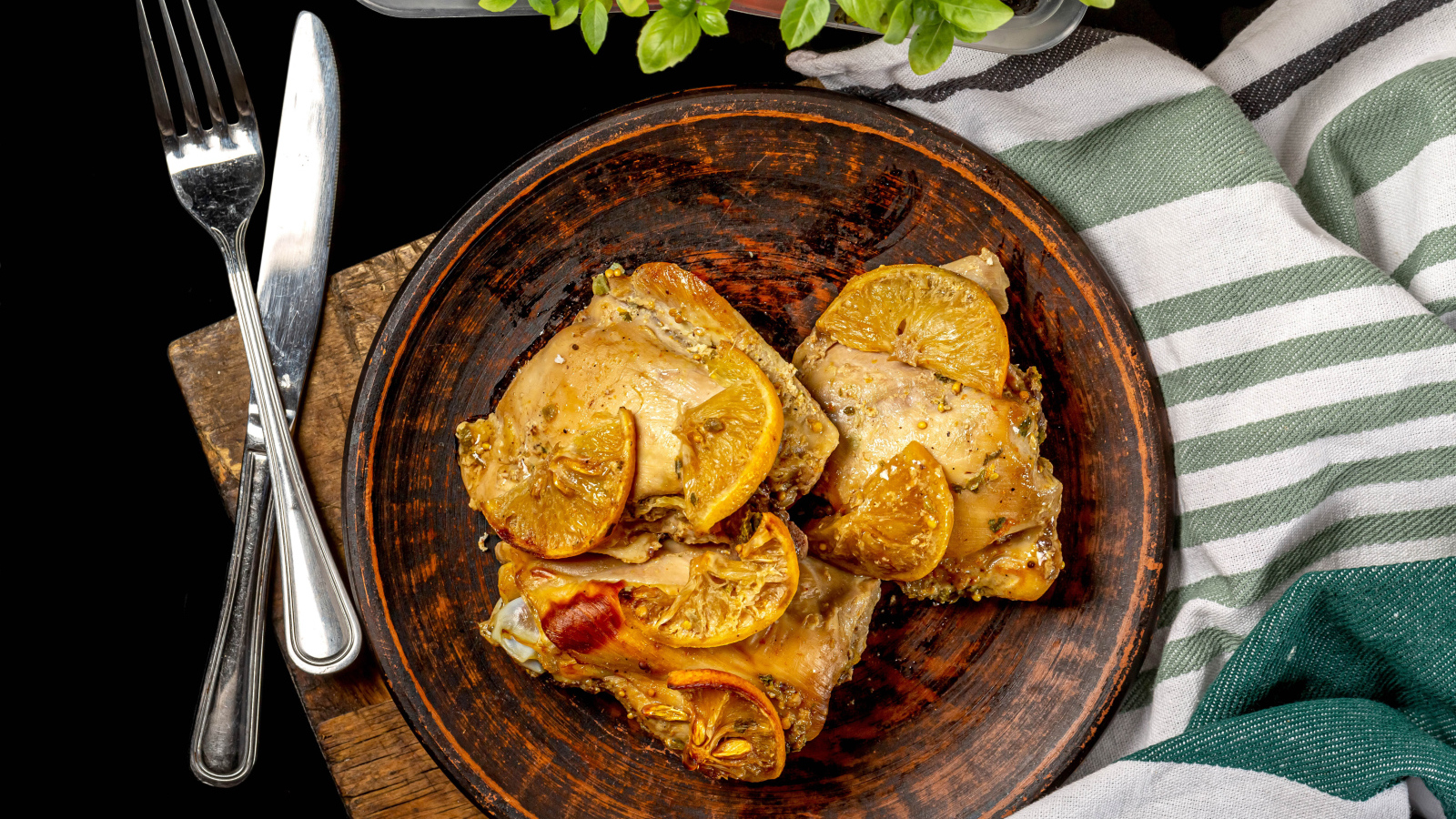 Куриное мясо в миске на столе 