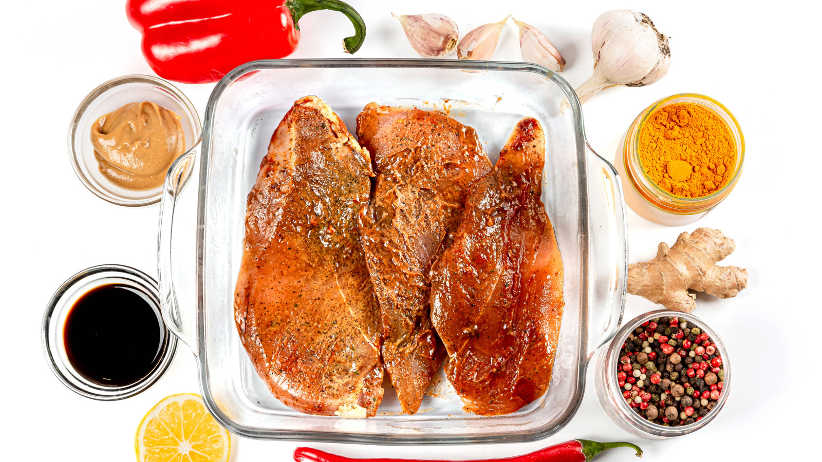 Маринованное мясо на столе со специями и соусом