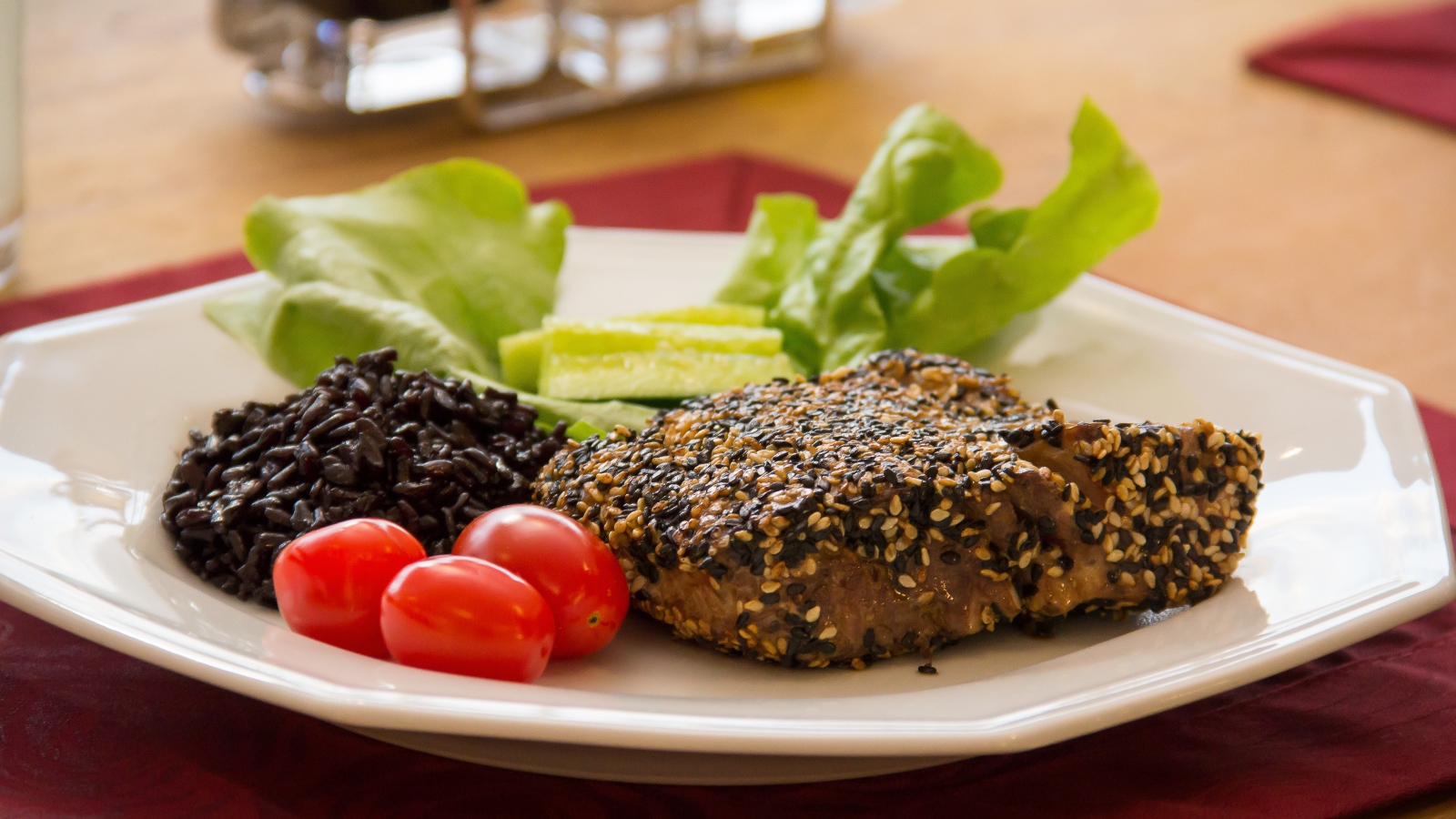 Кусок мяса на тарелке с рисом и овощами 