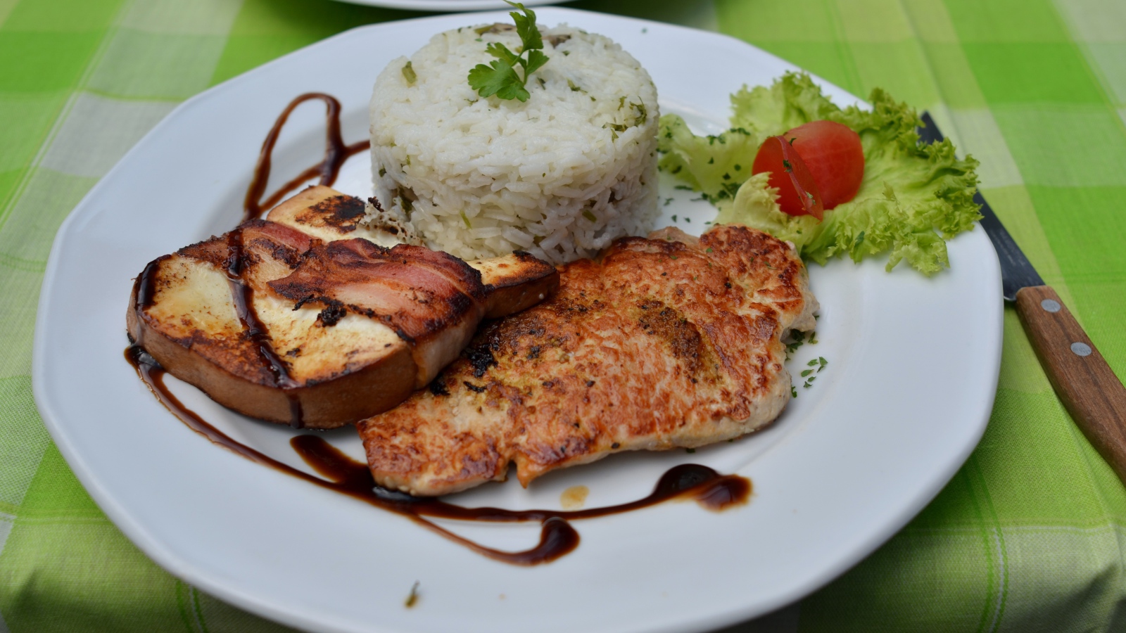 Рис на тарелке с кусками мяса