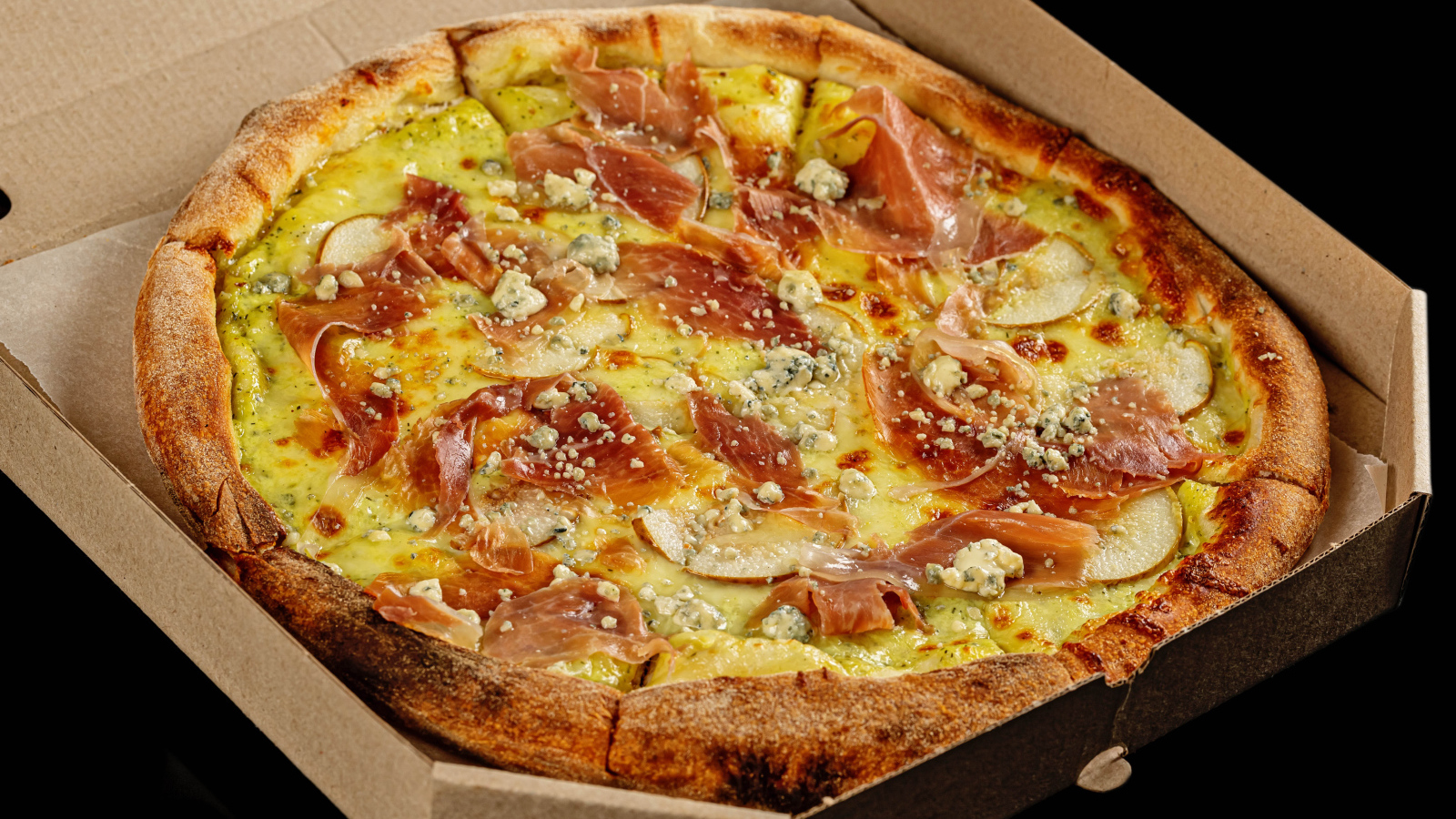Коробка с пиццей на черном фоне