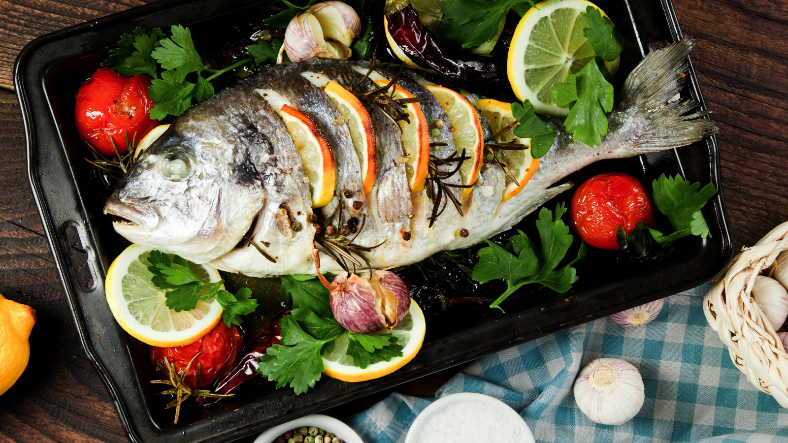 Запеченный карась с помидорами и лимоном