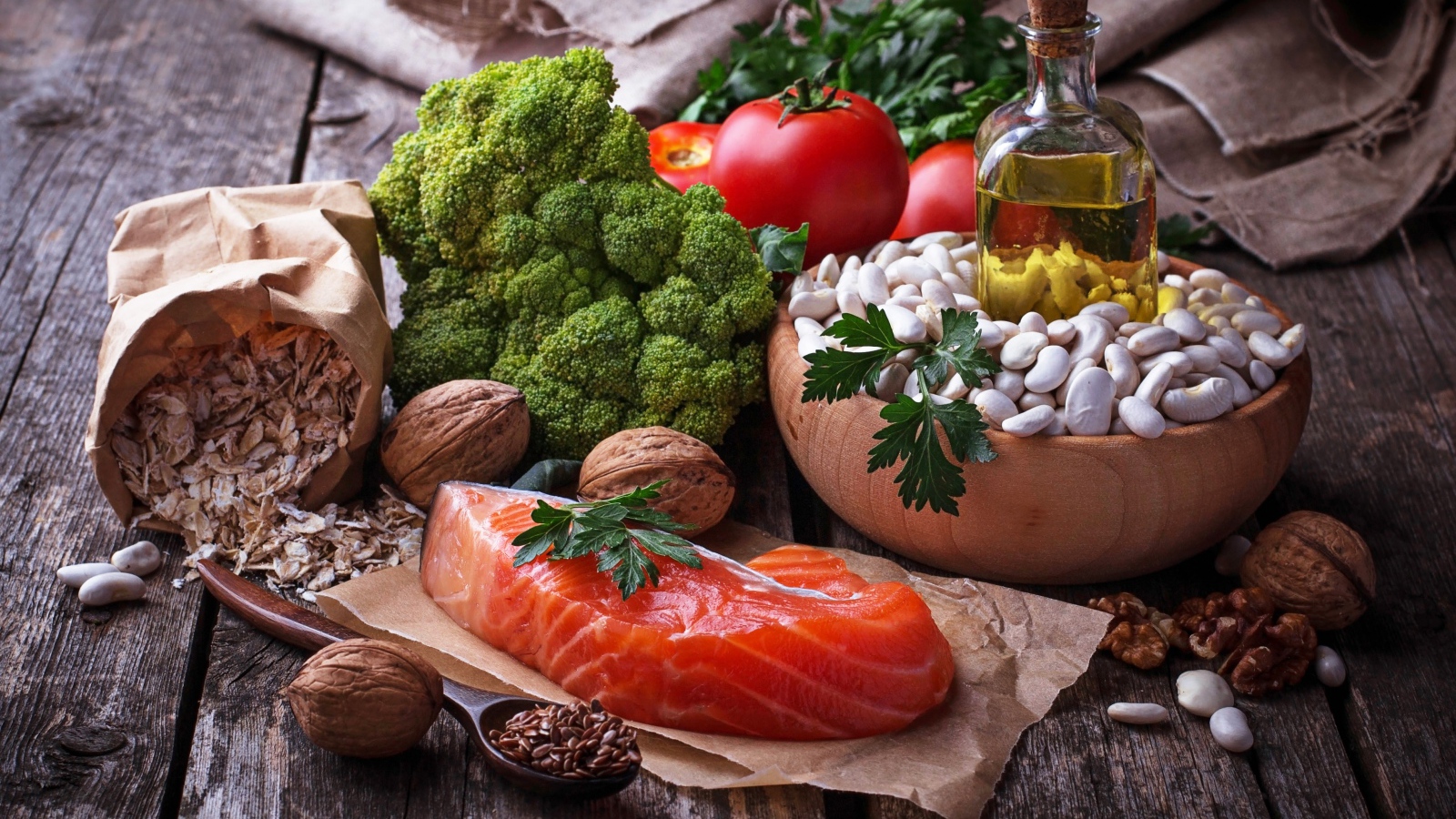 Красная рыба на столе с овощами и фасолью 