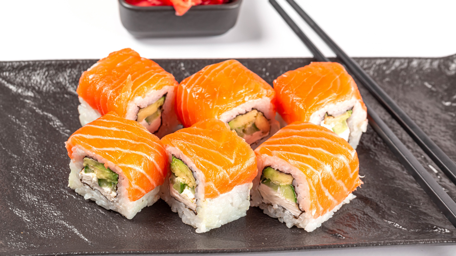 Суши Филадельфия с палочками на столе 