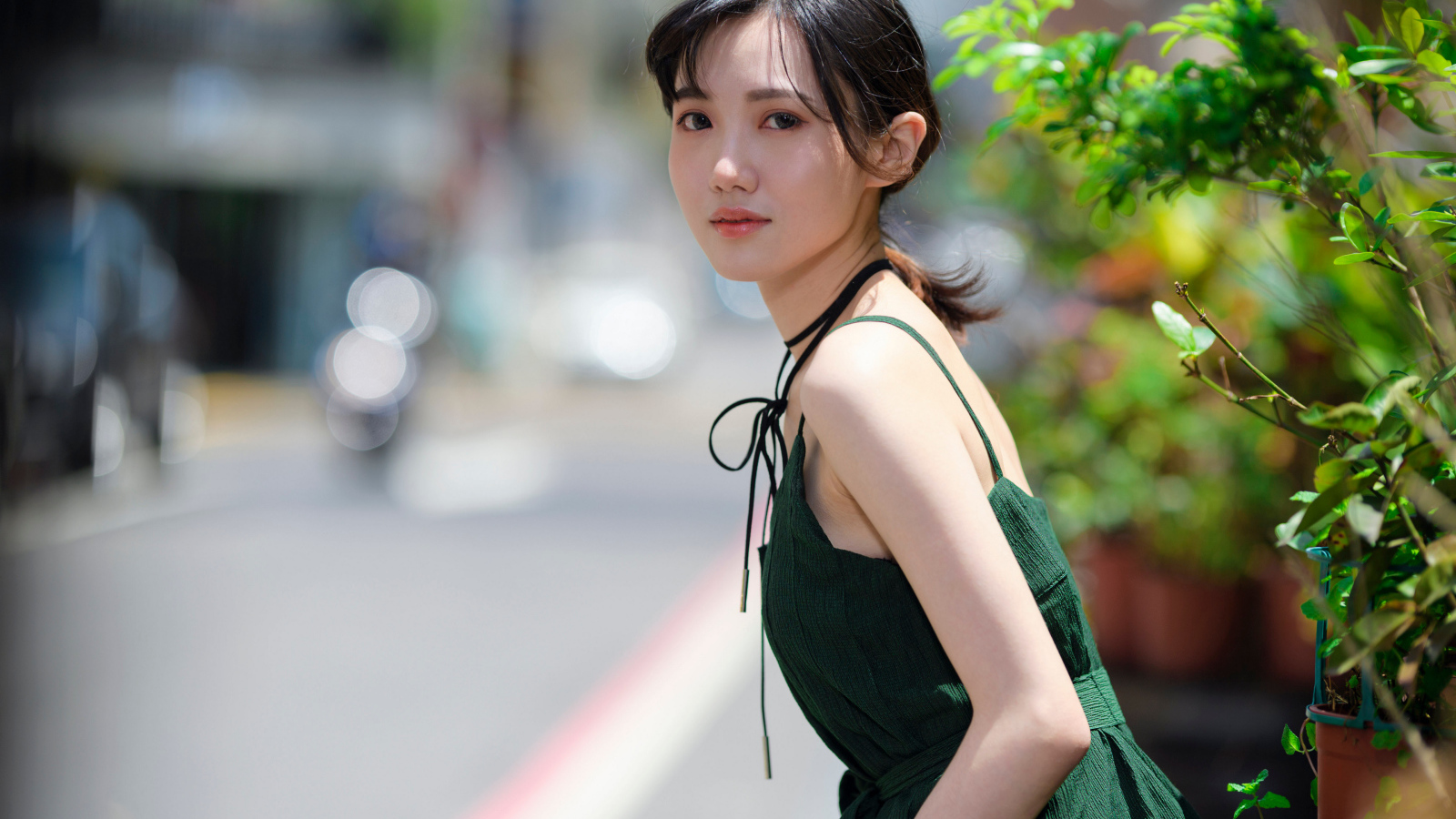 Девушка азиатка в зеленом платье 