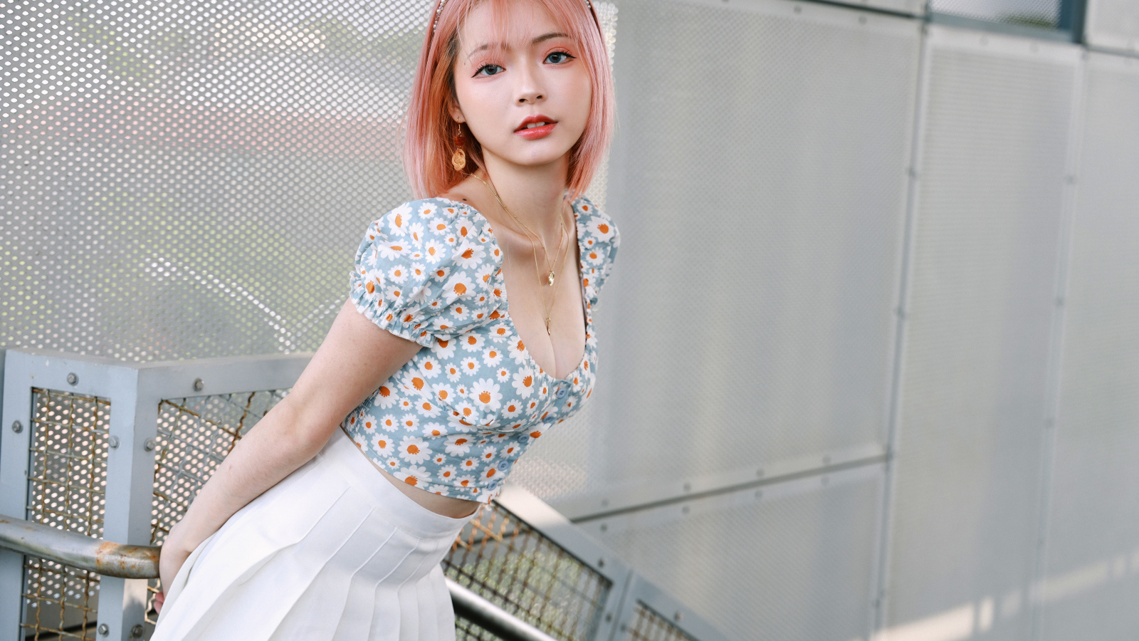 Девушка азиатка с короткой стрижкой