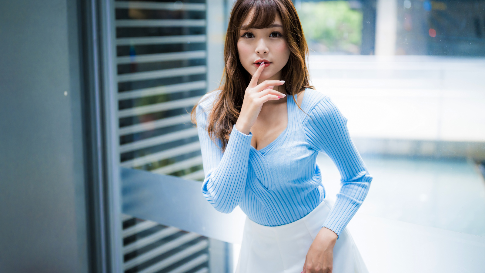 Красивая девушка азиатка в голубой кофте 