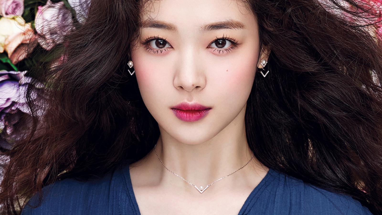 Красивая девушка азиатка с большими карими глазами 