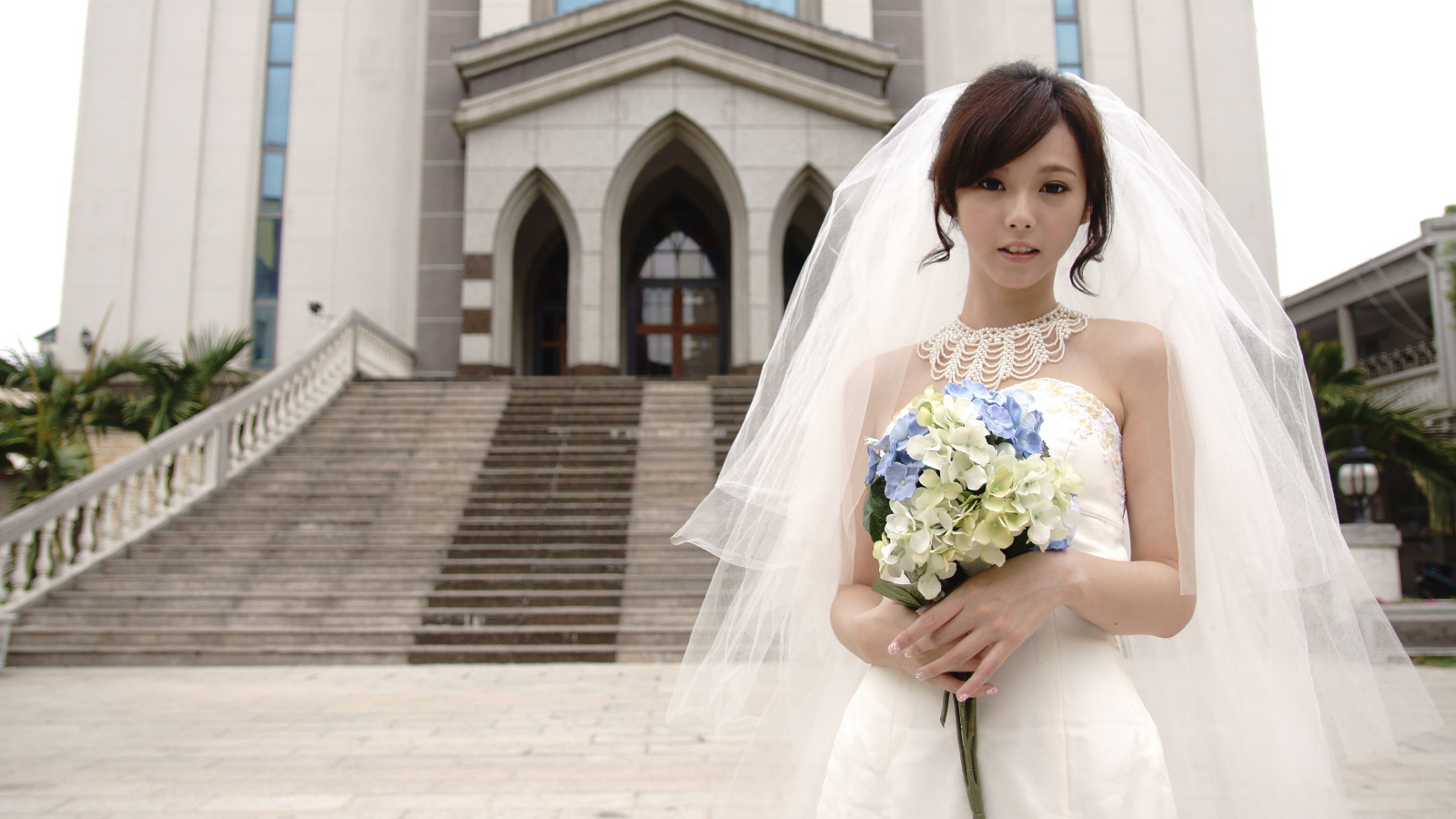 Красивая девушка азиатка в свадебном платье 