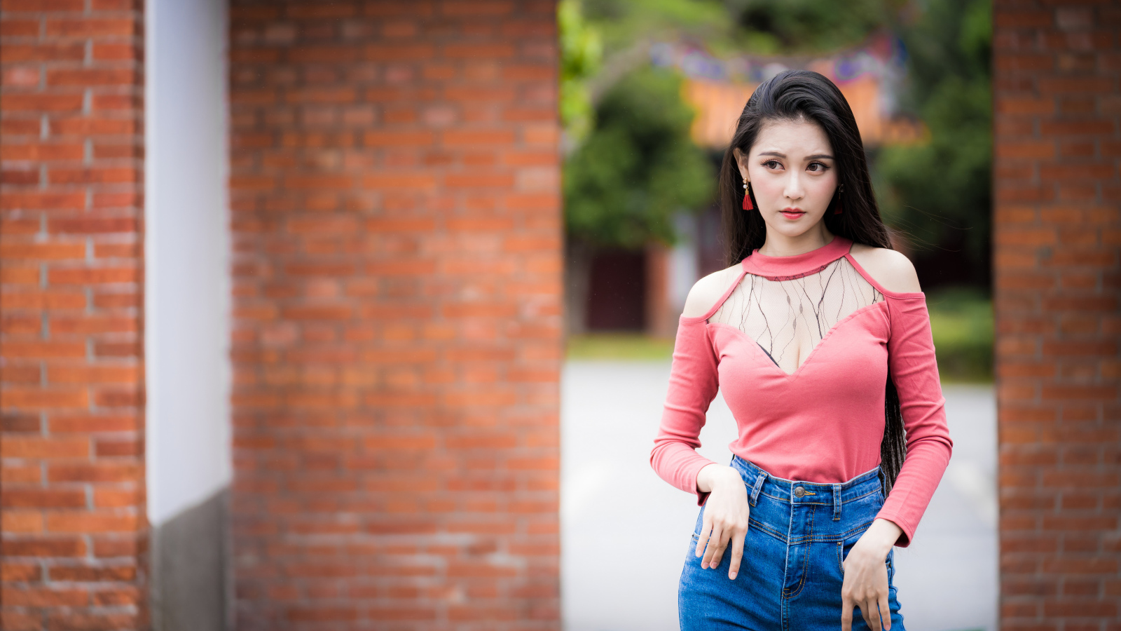 Красивая девушка азиатка в синих джинсах 