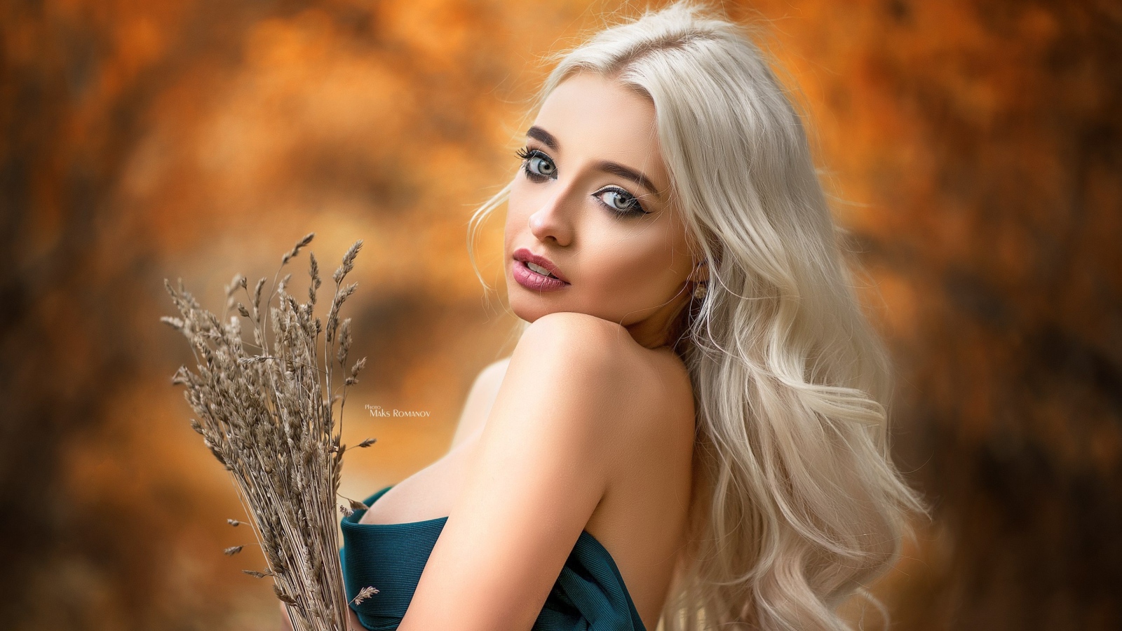 Красивая девушка блондинка с колосьями в руке