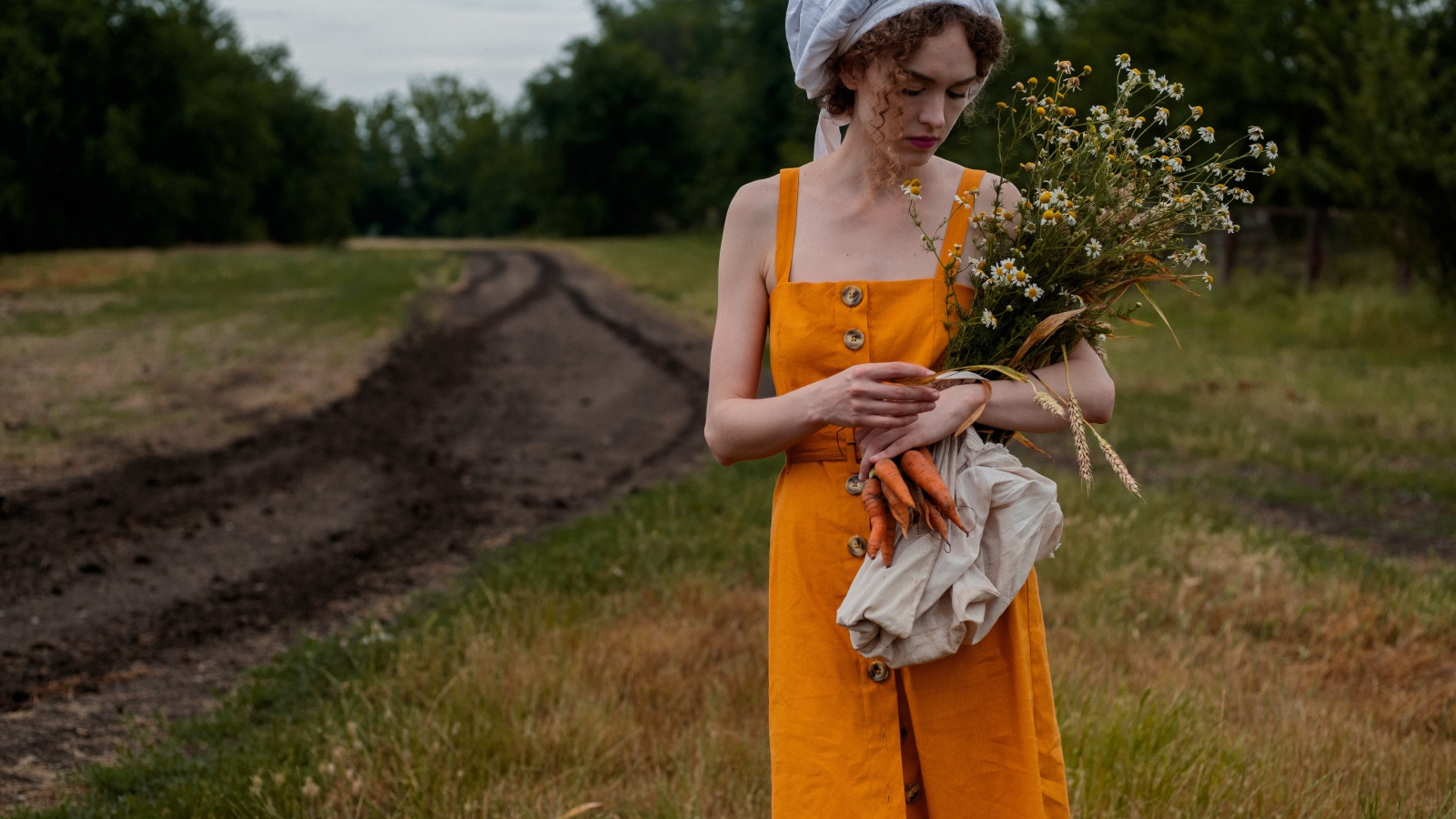 Красивая девушка с букетом полевых ромашек 